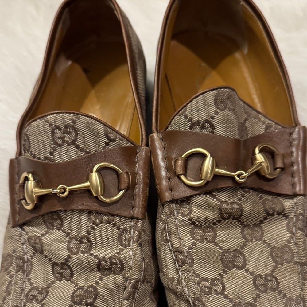Gucci Men’s Tan Canvas Monogram Loafers w/ Gold Horsebit Size 10 1/2D pre-owned. - Picture 10 of 10